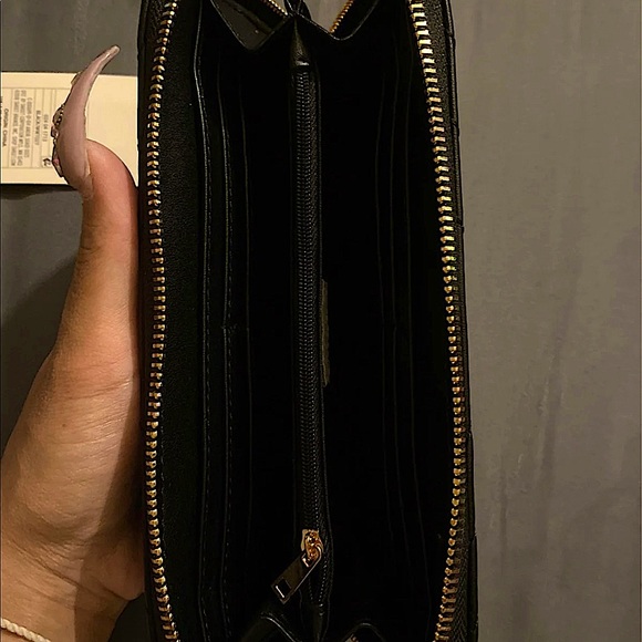 Women (2) Leather Wallets Bundle Deal - Picture 2 of 6